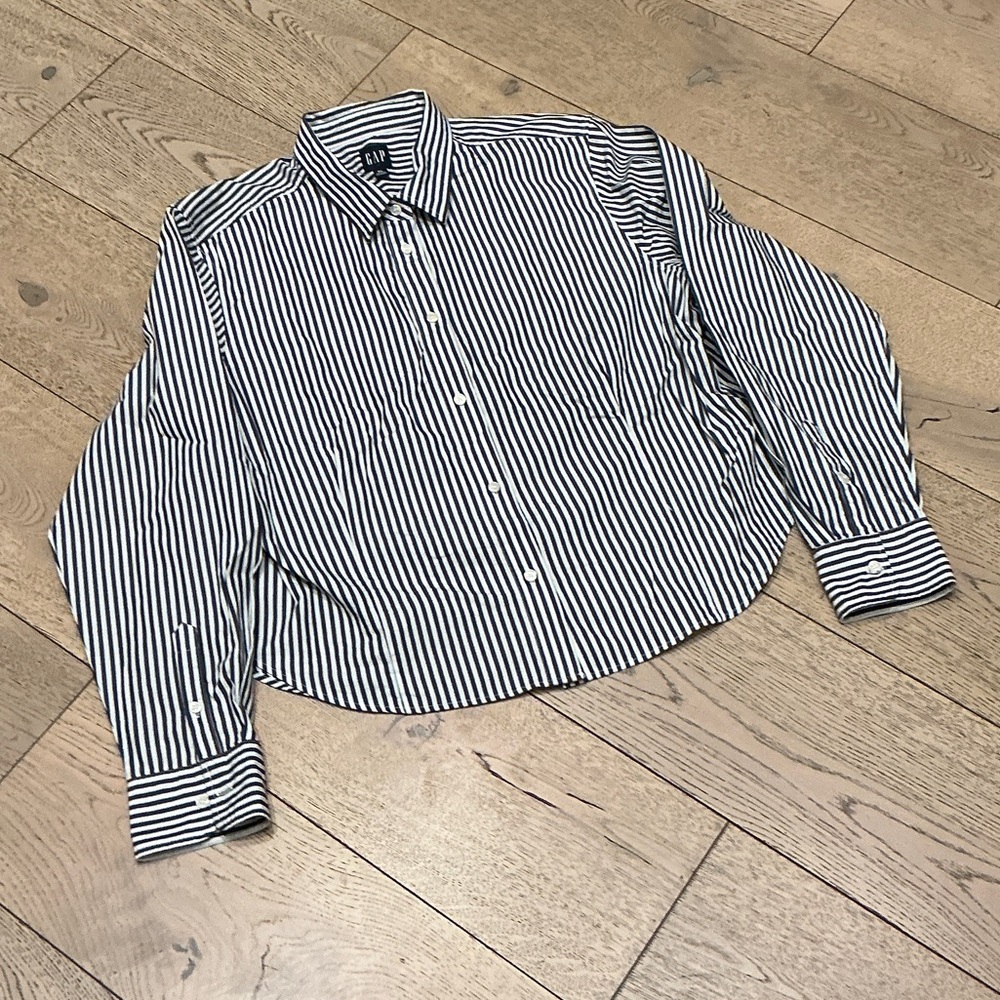 Womans’s GAP crop blu/white striped button down shirt. XL. 100% cotton! Cute!